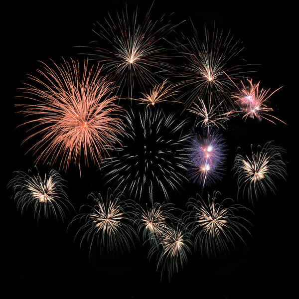 Красочные фейерверки на фоне черного неба