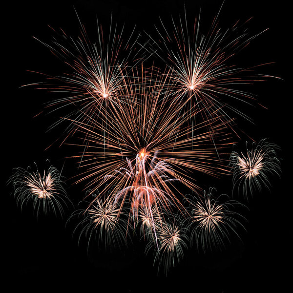 Красочные фейерверки на фоне черного неба