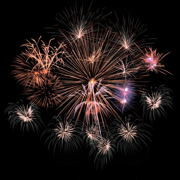 Красочные фейерверки на фоне черного неба