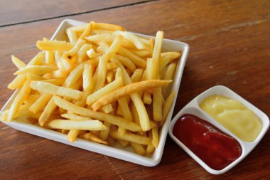 Patates kızartması yenmeye hazır.