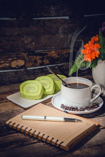 Eine Tasse Kaffee mit Buch — Stockfoto