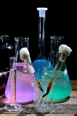 renkli sıvı içeren hacimsel Laboratuar kapkacakları