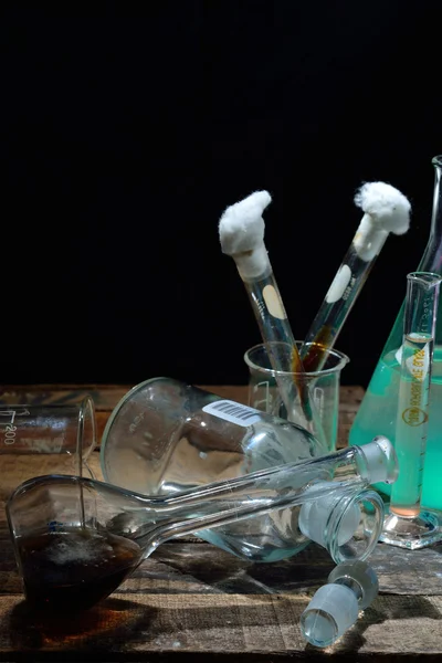 Artículos de vidrio volumétricos de laboratorio que contienen líquidos coloreados — Foto de Stock