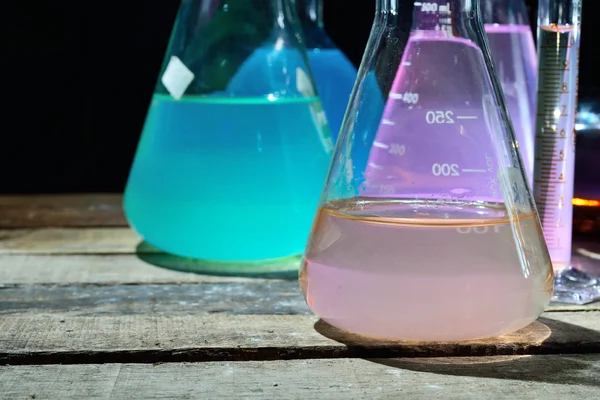 Verrerie de laboratoire volumétrique contenant des liquides colorés — Photo