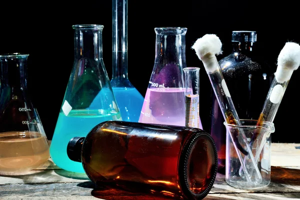 Vetreria volumetrica da laboratorio contenente liquidi colorati — Foto Stock