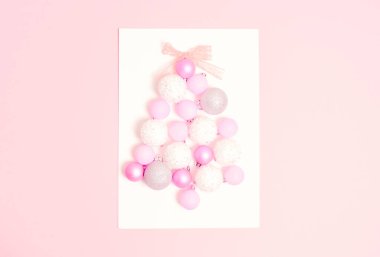 Pastel pembe arka planda Noel kompozisyonu üst görünümü.