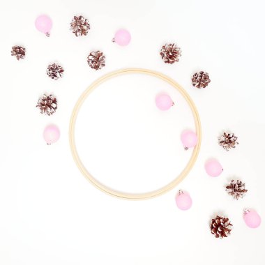 Noel kompozisyonu. Koniler, beyaz arka planda pembe süslemeler. Düz konum, üst görünüm, kopyalama alanı.