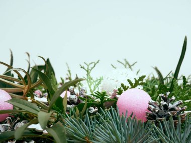 Noel deseni. Mavi arka planda yeni yıl süslemeleri. Ladin, koni ve Noel süslemeleri. 