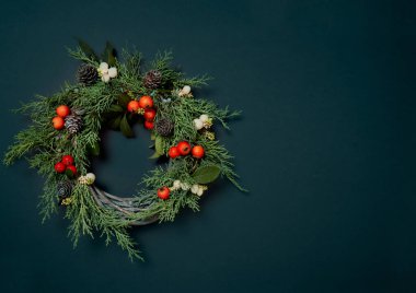 Noel arkaplanı. Noel süslemelerinin en üst görüntüsü. Karanlık arka planda düz bir yaratıcı tasarım. Metin için alanı kopyala.