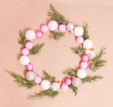 Noel kompozisyonu. Firavun ağacı dalları, Noel süslemeleri. Noel, kış, yeni yıl konsepti. Düz yatış, üst görünüm.