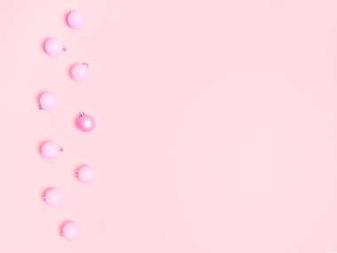 Pastel pembe arka planda Noel kompozisyonu. Metin için kopyalama alanı olan bayram tebrik kartı.