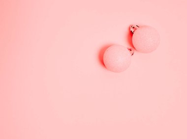 Pastel pembe arka planda Noel kompozisyonu. Metin için kopyalama alanı olan bayram tebrik kartı.