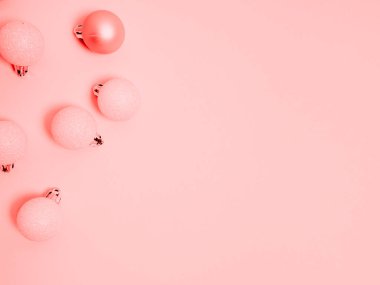 Mercan arka planındaki Noel kompozisyonu. Metin için kopyalama alanı olan bayram tebrik kartı.