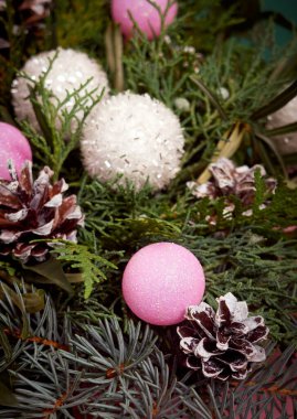 Taze ladin, koni ve noel süslemelerinin ayrıntıları..