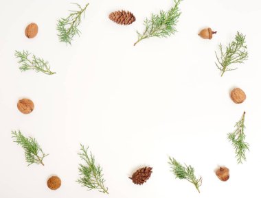 Noel arkaplanı. Noel süslemelerinin en üst görüntüsü. Beyaz arka planda düz bir yaratıcı tasarım. Metin için alanı kopyala.