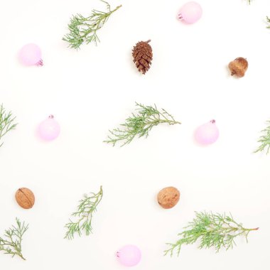 Noel deseni. Mavi arka planda yeni yıl süslemeleri. Thuja, koniler ve Noel süslemeleri.. 