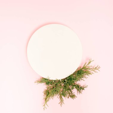 Pastel pembe arka planda Noel kompozisyonu. Metin için kopyalama alanı olan bayram tebrik kartı.