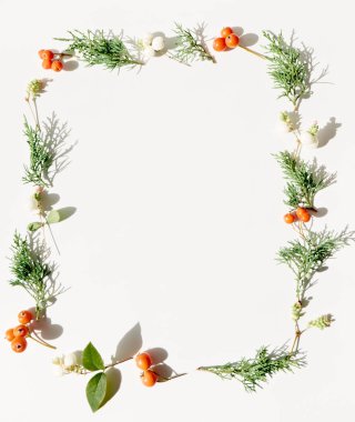 Noel arkaplanı. Noel süslemelerinin en üst görüntüsü. Beyaz arka planda düz bir yaratıcı tasarım. Metin için alanı kopyala.