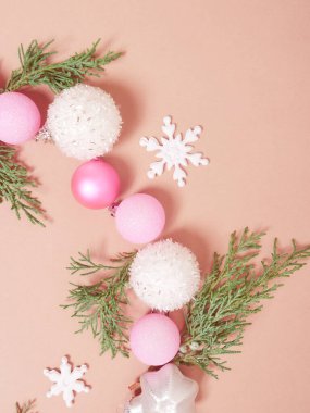 Noel kompozisyonu. Firavun ağacı dalları, Noel süslemeleri. Noel, kış, yeni yıl konsepti. Düz yatış, üst görünüm.