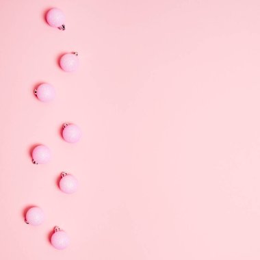 Pastel pembe arka planda Noel kompozisyonu. Metin için kopyalama alanı olan bayram tebrik kartı.