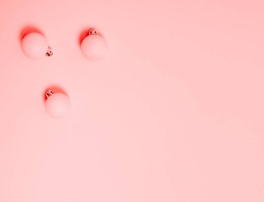 Pastel pembe arka planda Noel kompozisyonu. Metin için kopyalama alanı olan bayram tebrik kartı.