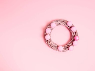 Pastel pembe arka planda Noel kompozisyonu. Metin için kopyalama alanı olan bayram tebrik kartı.