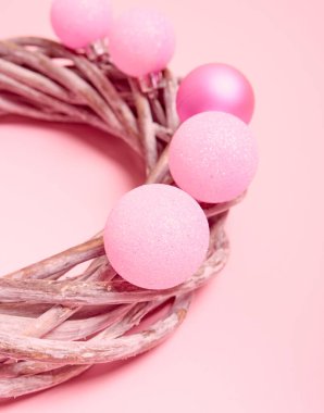 Pastel pembe arka planda Noel kompozisyonu üst görünümü.