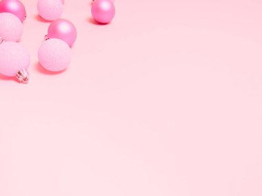 Pastel pembe arka planda Noel kompozisyonu. Metin için kopyalama alanı olan bayram tebrik kartı.