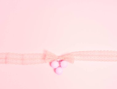 Pastel pembe arka planda Noel kompozisyonu. Metin için kopyalama alanı olan bayram tebrik kartı.