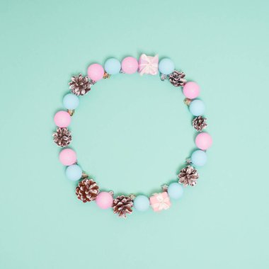 Noel arkaplanı. Noel süslemelerinin en üst görüntüsü. Mavi arka planda düz bir yaratıcı tasarım. Metin için alanı kopyala.