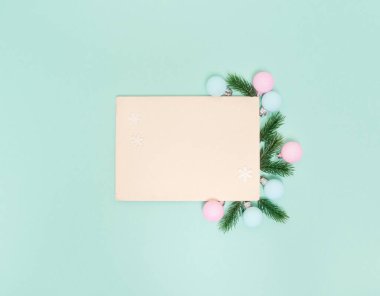 Noel arkaplanı. Noel süslemelerinin en üst görüntüsü. Mavi arka planda düz bir yaratıcı tasarım. Metin için alanı kopyala.