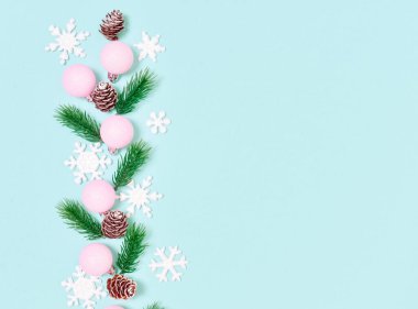 Noel arkaplanı. Noel süslemelerinin en üst görüntüsü. Mavi arka planda düz bir yaratıcı tasarım. Metin için alanı kopyala.