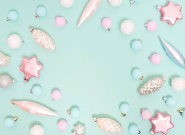 Noel deseni. Mavi arka planda yeni yıl süslemeleri. Noel süsleri. Düz yatış, üst görünüm.