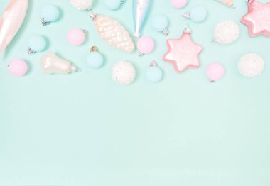 Noel arkaplanı. Noel süslemelerinin en üst görüntüsü. Mavi arka planda düz bir yaratıcı tasarım. Metin için alanı kopyala.