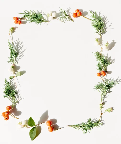 Noel arkaplanı. Noel süslemelerinin en üst görüntüsü. Beyaz arka planda düz bir yaratıcı tasarım. Metin için alanı kopyala.