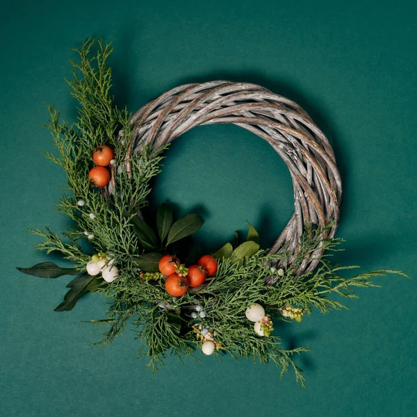 Noel arkaplanı. Noel süslemelerinin en üst görüntüsü. Yeşil arkaplanda yaratıcı tasarımın düz uzantısı.