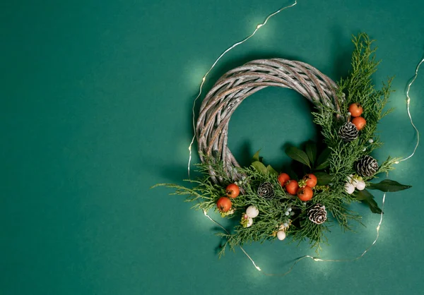 Noel arkaplanı. Noel süslemelerinin en üst görüntüsü. Yeşil arka planda düz bir yaratıcı tasarım. Metin için alanı kopyala.