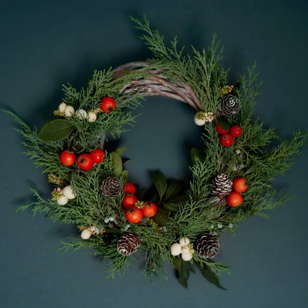 Noel arkaplanı. Noel süslemelerinin en üst görüntüsü. Koyu arkaplanda yaratıcı tasarımın düz uzantısı.