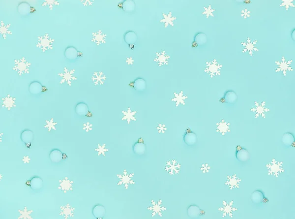 Kerstpatroon Nieuwjaarsdecoraties Blauwe Achtergrond Sneeuwvlokken Kerstversiering — Stockfoto