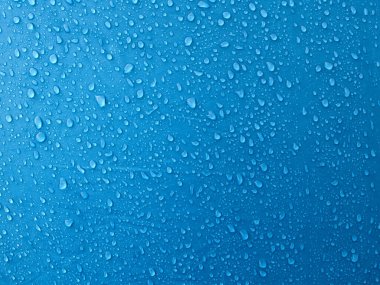 Su geçirmez zar kumaşına su damlıyor. Çadırda sabah çiği.