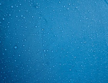 Su geçirmez zar kumaşına su damlıyor. Çadırda sabah çiği.