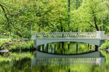 Letonya 'daki Kemeri Parkı' ndaki kanalın üzerinde güzel bir köprü..