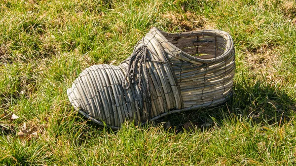 Unusual shoe made of woven twigs to decorate the garden or yard — стоковое фото