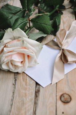 Evlilik teklifi. Ahşap kaplamalı gül ve zarf. Arzu edilen hediye. Narin, durgun hayat. Kadınlar günü sabahı.