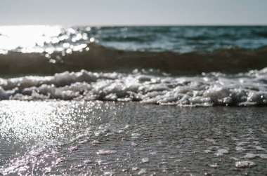 Dalgalı güzel bir sahil. Resimli kumlu sahil