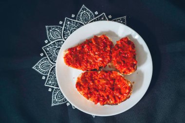 Vejetaryen Balkan yemeği. Mısır ekmekli parlak bir ayvar. Kokulu Makedon yemeği, yukarıdan manzara. Geleneksel sebze tarifi. 