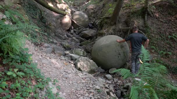 Rejtélyes Kerek Kövek Duboki Potok Zavidovici Bosznia Hercegovina — Stock videók