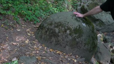 Gizemli Yuvarlak Taşlar Duboki potok, Zavidovici Bosna-Hersek 