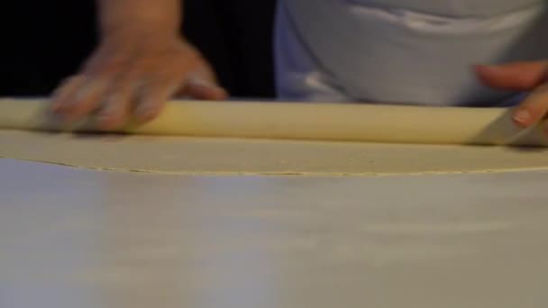 Ручное Изготовление Теста Филло Скалкой — стоковое видео