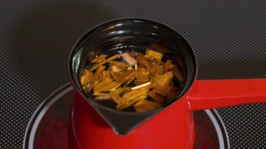 Küçük ahşap parçalarından çay yapmak Tütsü Ağacı (Cotinus coggyria))